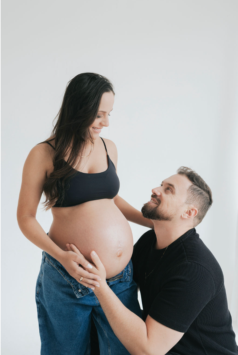 Casal grávido em ensaio fotográfico com Carol Becker
